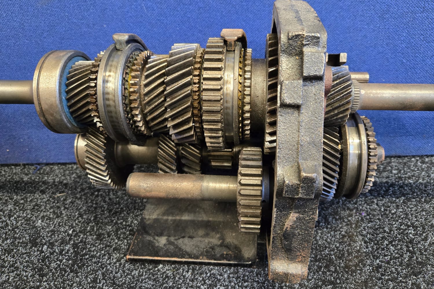 Close-up of the synchro hubs, sliding sleeves and helical gears on a manual gearbox mainshaft